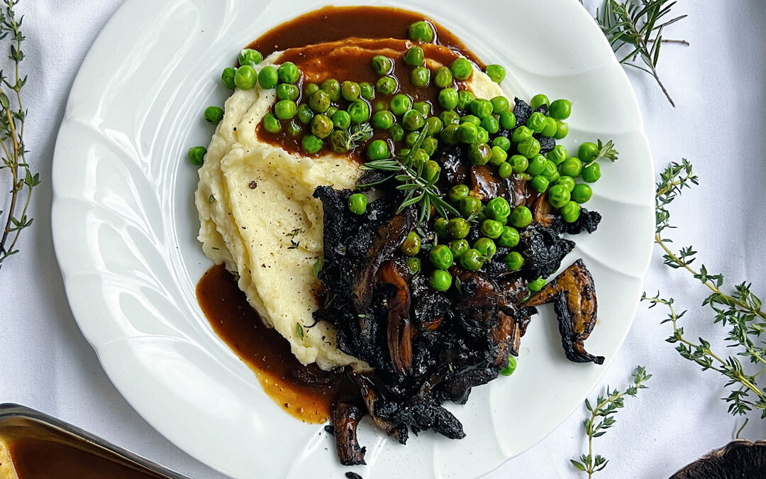 Pulled mushrooms with mashed potatoes, peas and vegetable gravy