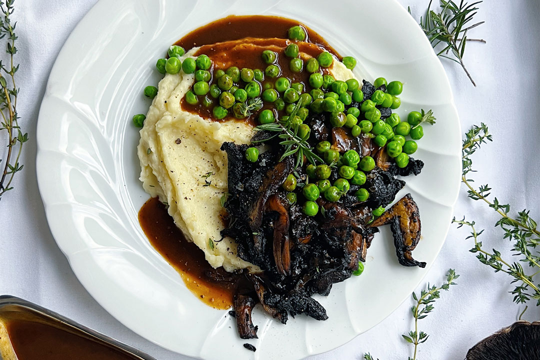 Pulled mushrooms with mashed potatoes, peas and vegetable gravy